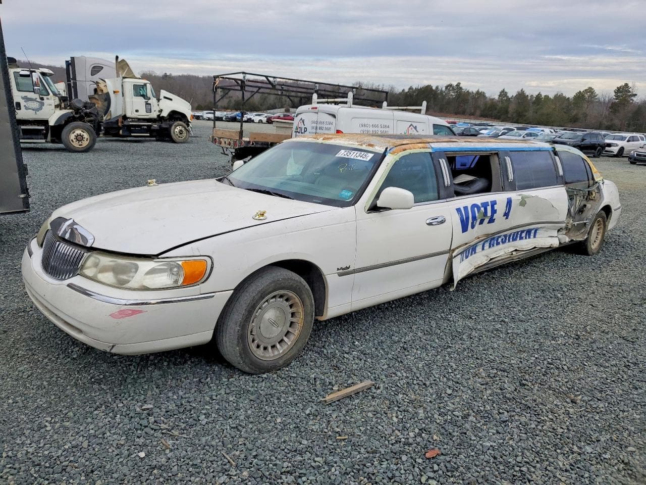 1998 Lincoln Town — lot COPART #73511345, Avariat Lateral