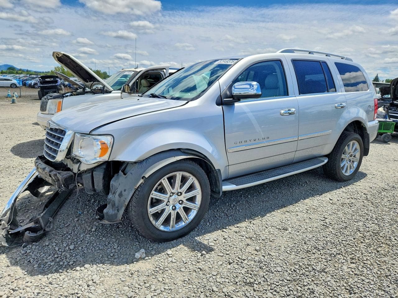 2008 Chrysler Aspen — lot COPART #52949376, Avariat Față