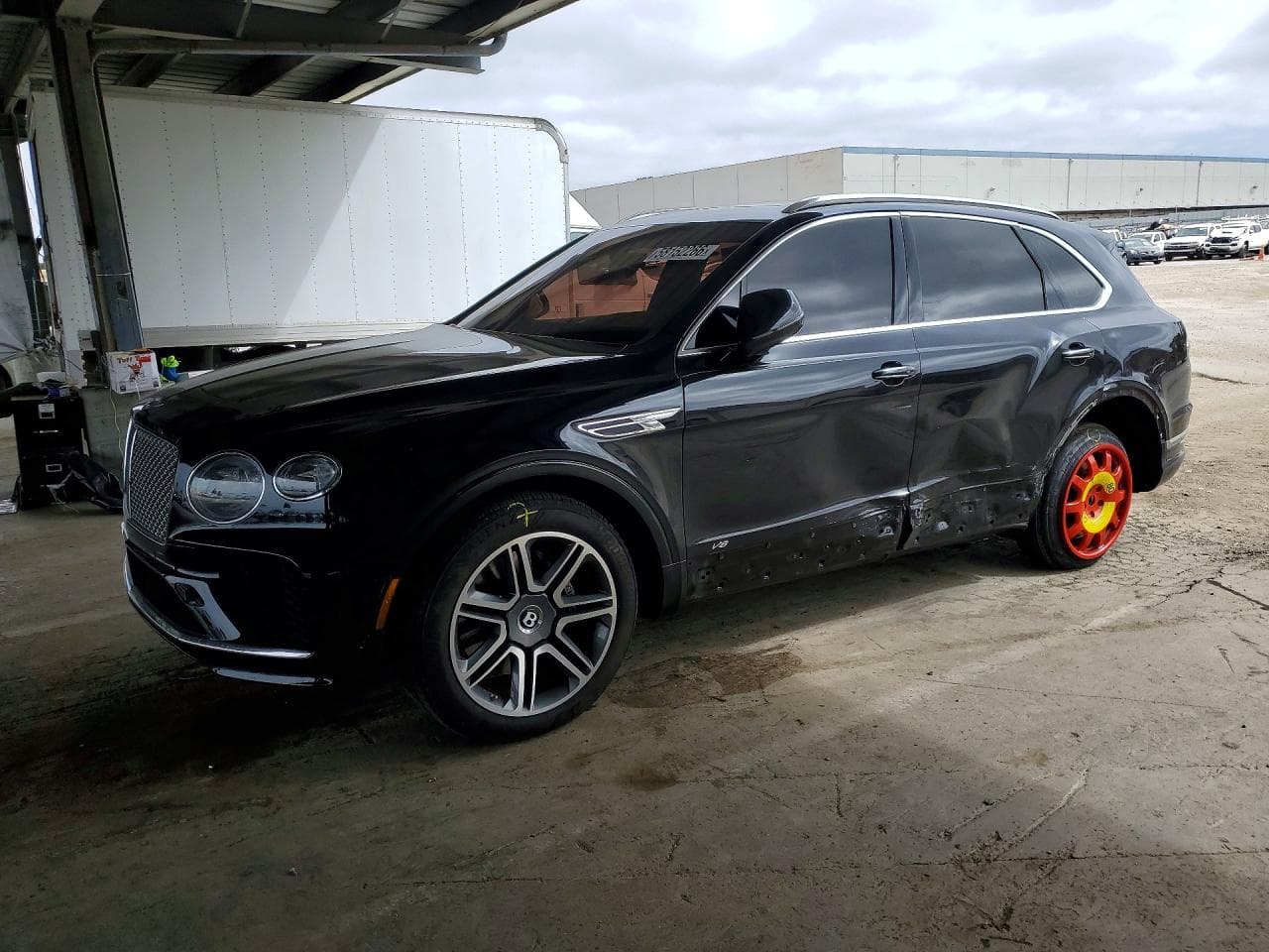 2021 Bentley Bentayga — lot COPART #58152266, Avariat Lateral