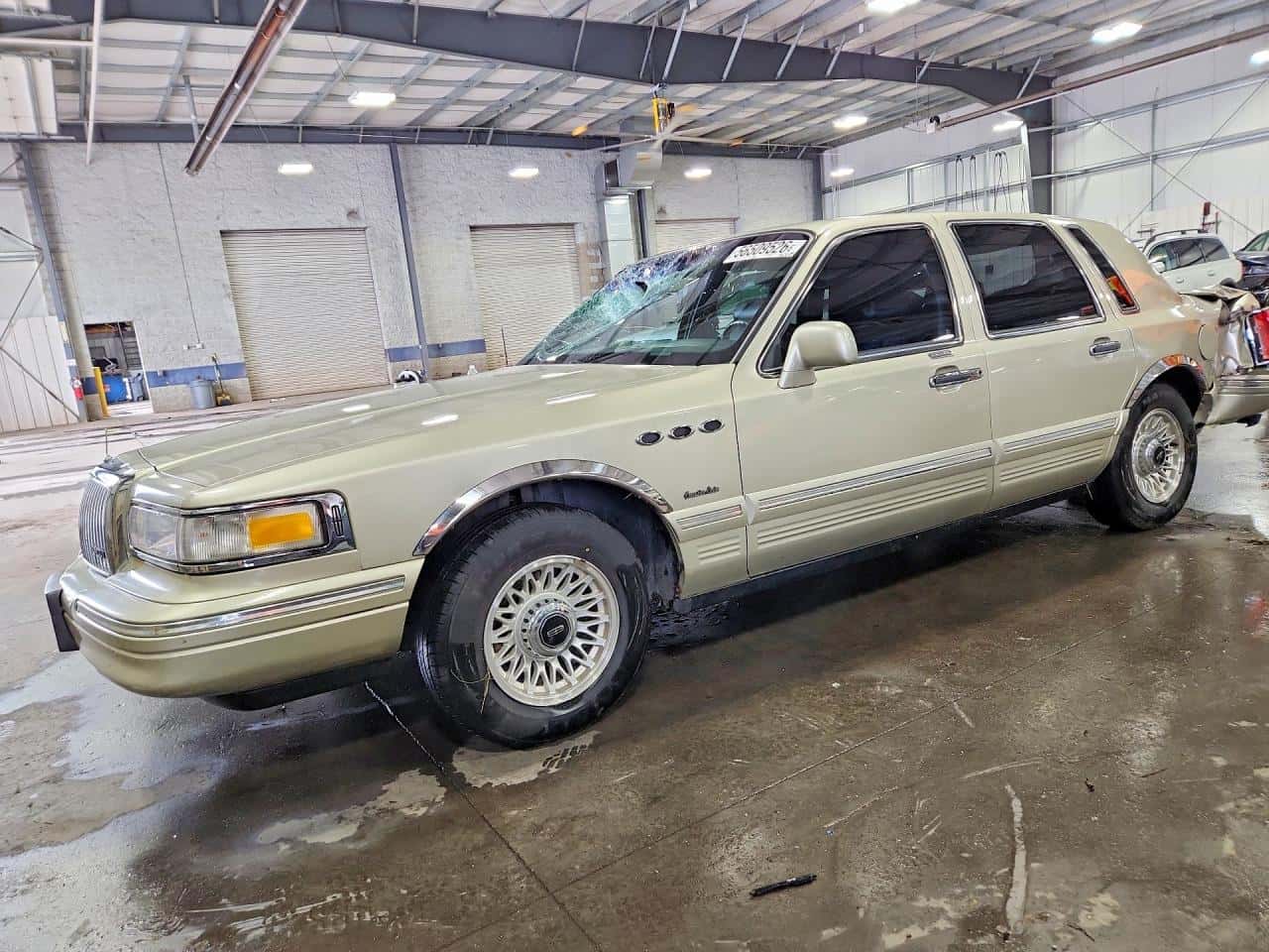 1997 Lincoln Town — lot COPART #56509526, Avariat Spate