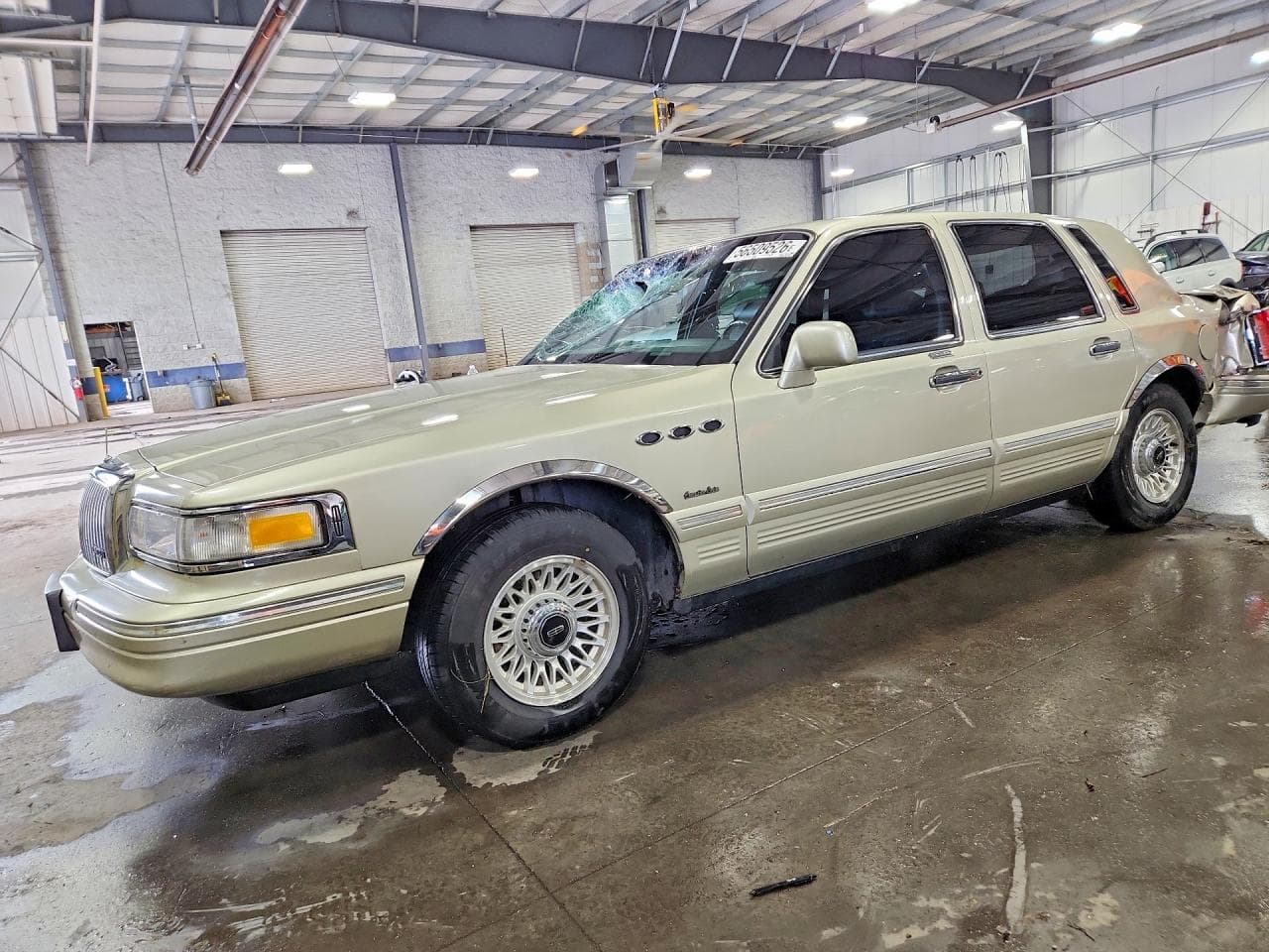 1997 Lincoln Town — lot COPART #56509526, Avariat Spate