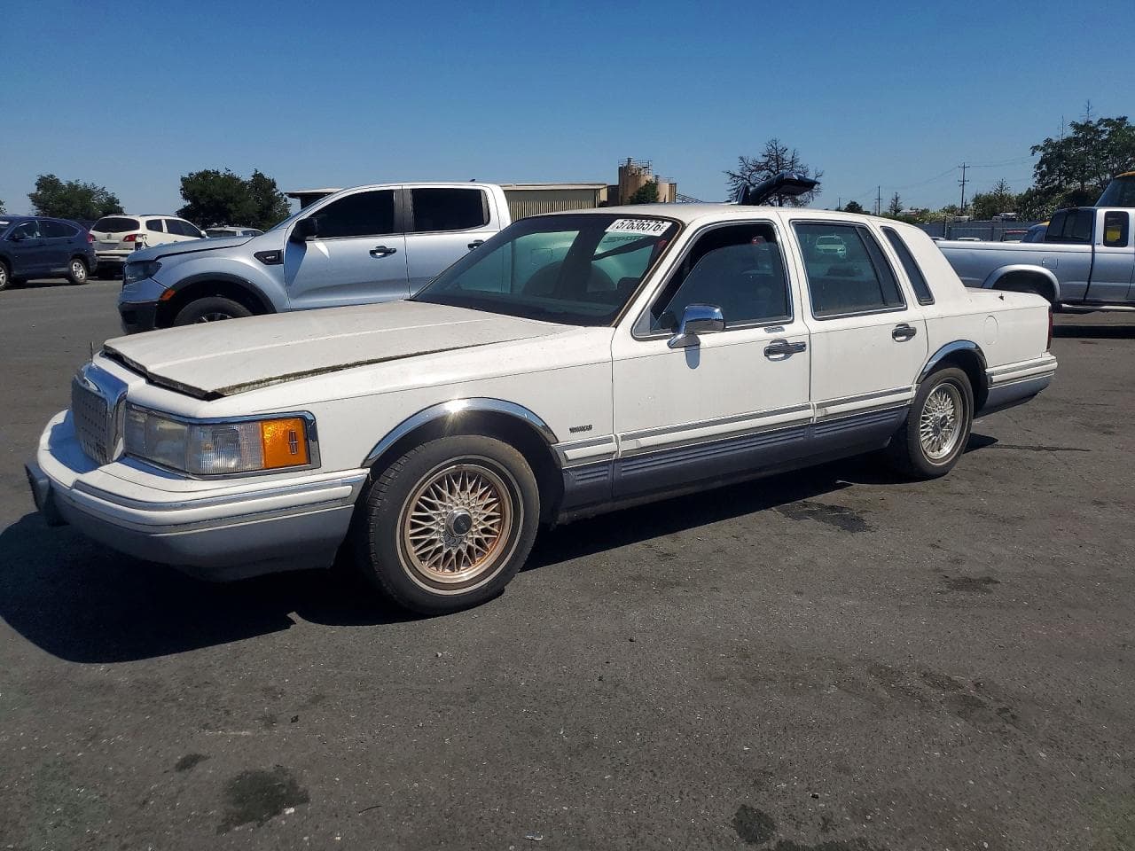 1994 Lincoln Town — lot COPART #57636576, Avariat Lateral
