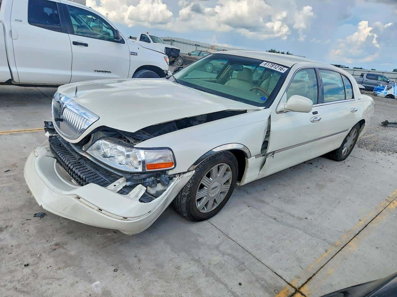 2004 Lincoln Town — lot COPART #61781216, Avariat Față