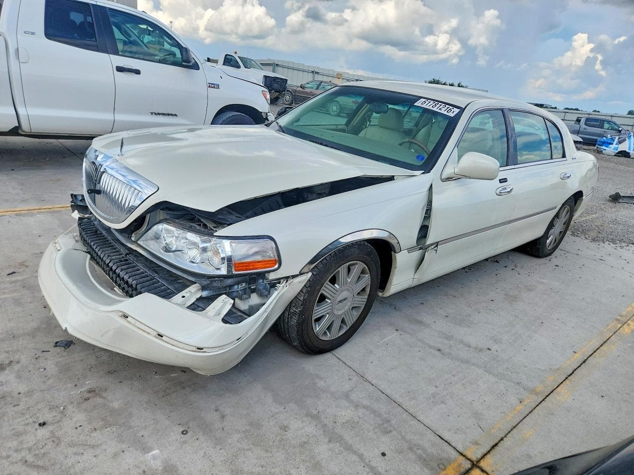 2004 Lincoln Town — lot COPART #61781216, Avariat Față