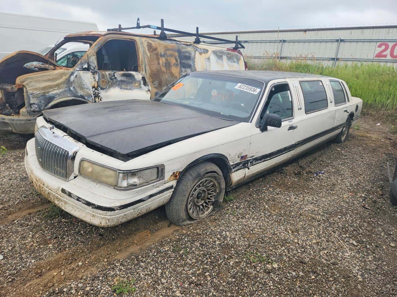 1995 Lincoln Town — lot COPART #62235936, Avariat Față
