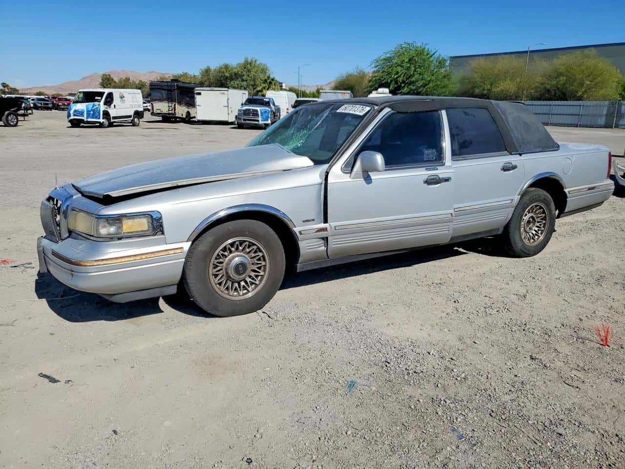 1995 Lincoln Town — lot COPART #60701376, Avariat Față