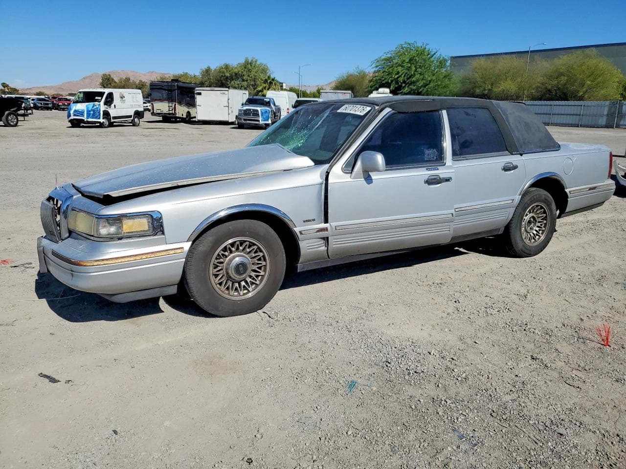 1995 Lincoln Town — lot COPART #60701376, Avariat Față