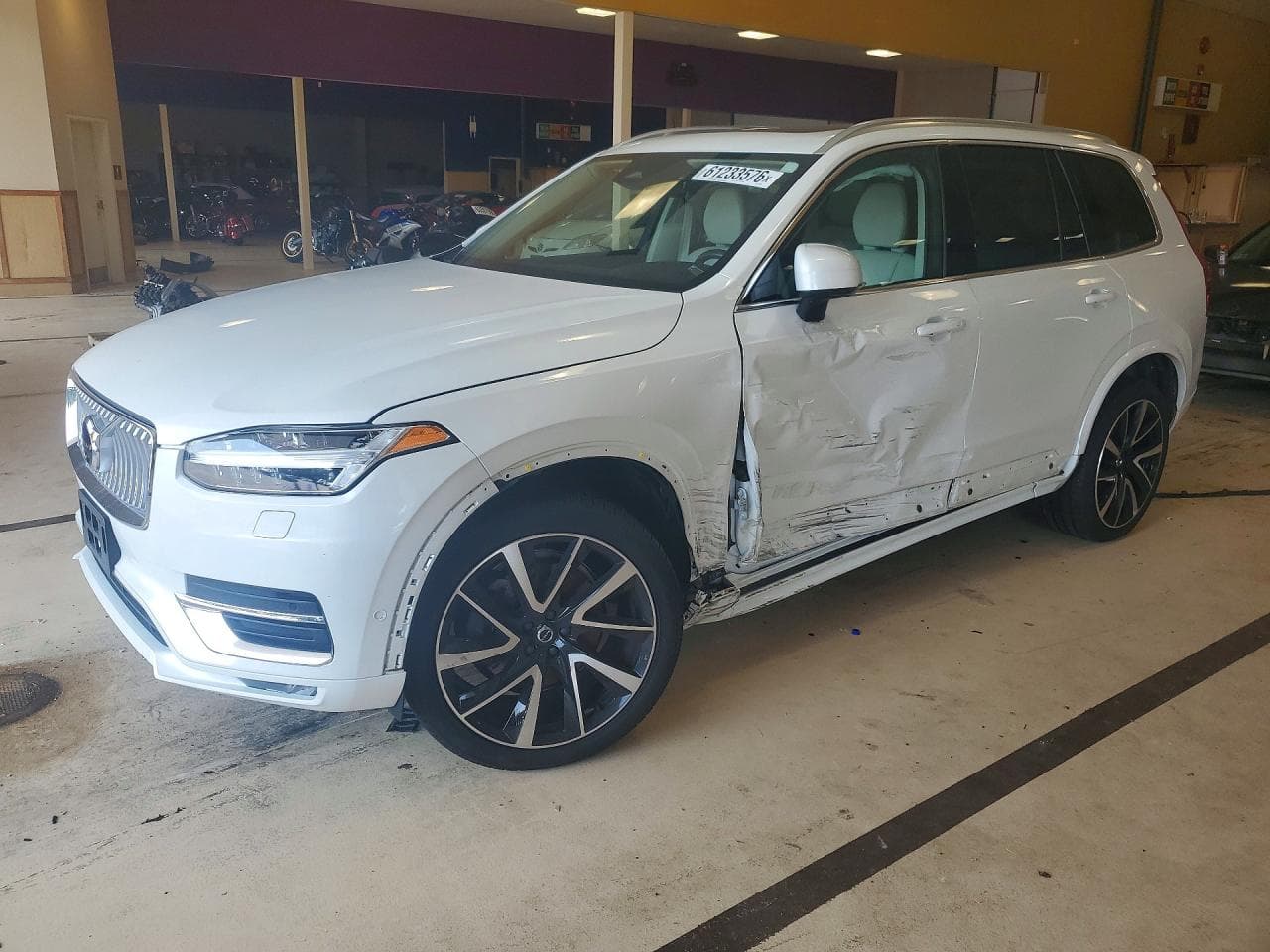 2023 Volvo XC90 — lot COPART #61233576, Avariat Lateral