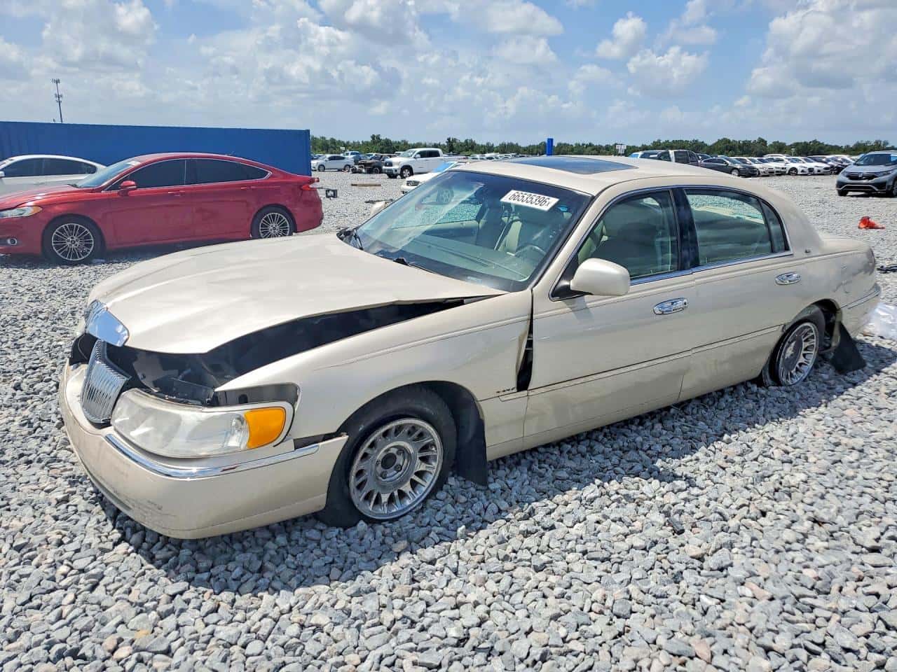 1999 Lincoln Town — lot COPART #66535396, Avariat Față