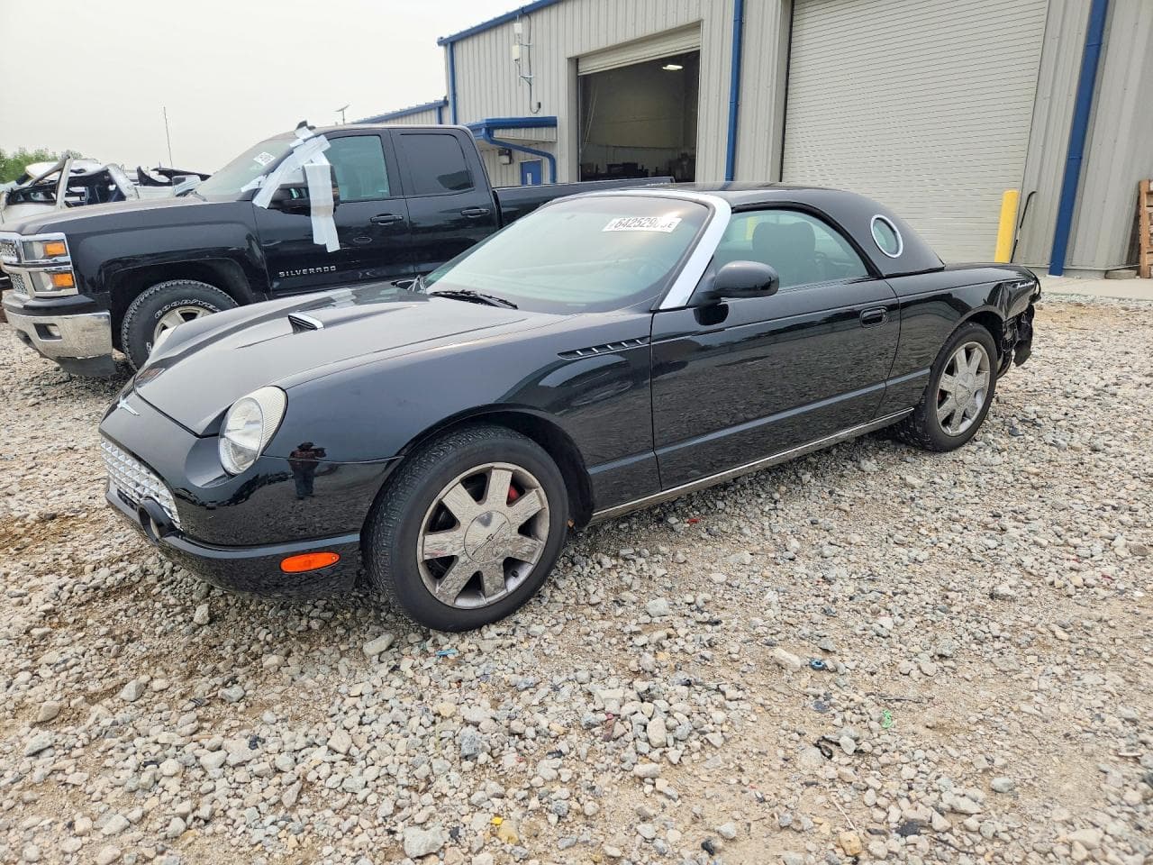 2002 Ford Thunderbird — lot COPART #64252906, Avariat Spate