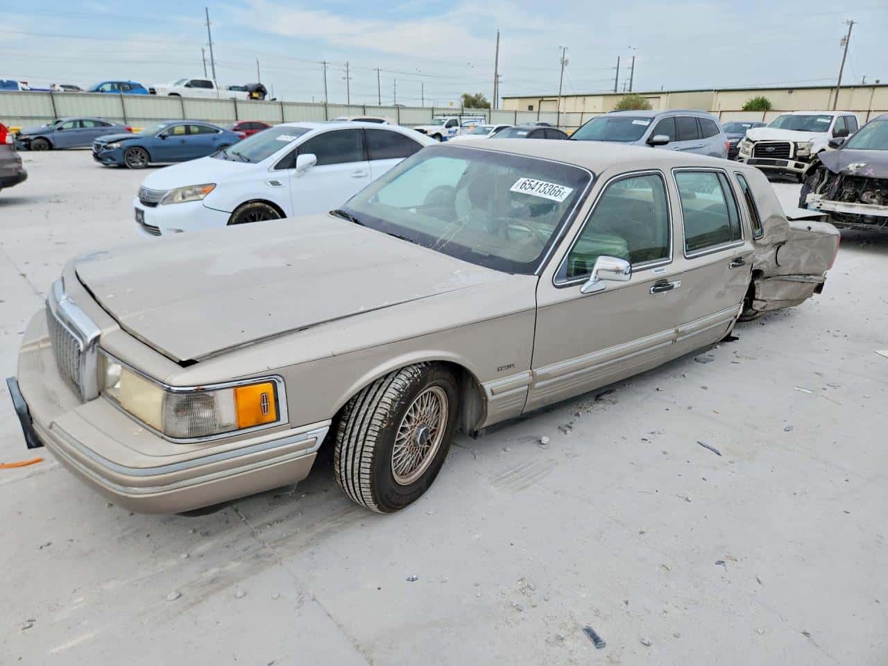 1994 Lincoln Town — lot COPART #65413366, Avariat Spate