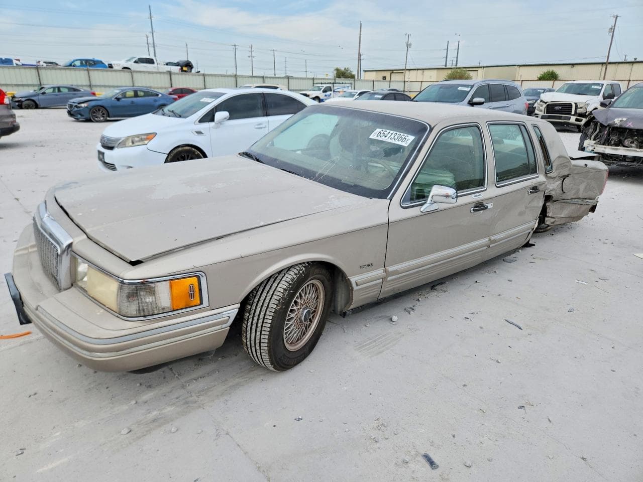 1994 Lincoln Town — lot COPART #65413366, Avariat Spate
