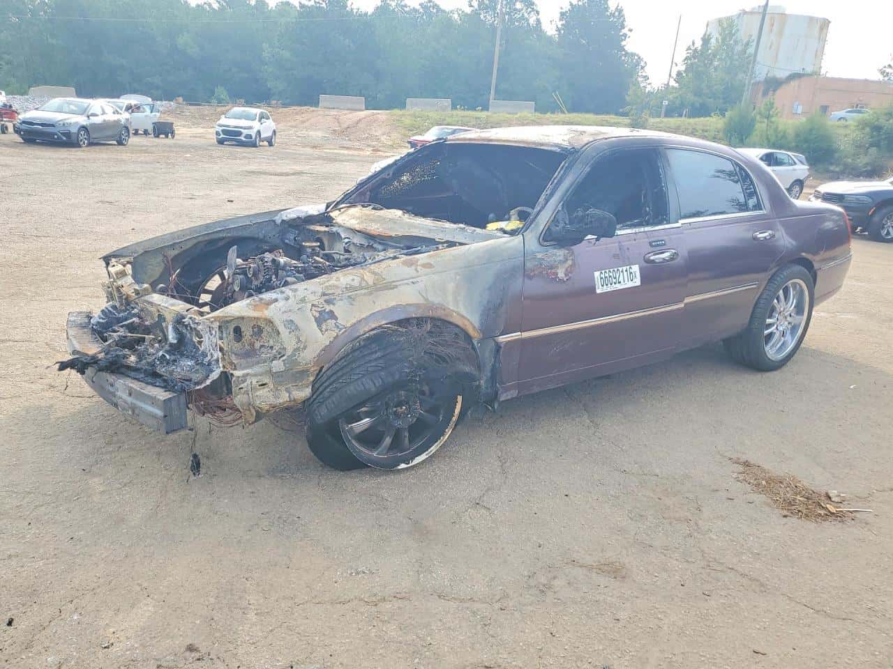 2006 Lincoln Town — lot COPART #66692116, Incendiu