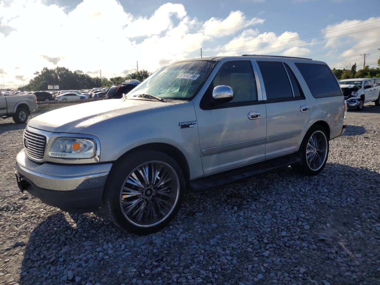 2002 Ford Expedition — lot COPART #67412736, Avariat Lateral