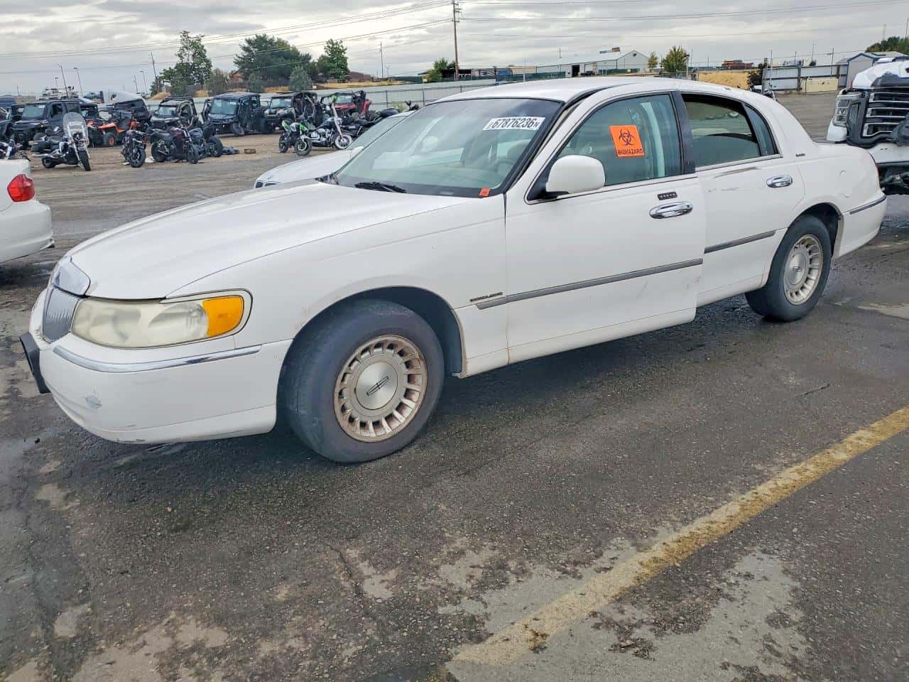 1999 Lincoln Town — lot COPART #67876236, Avariat Lateral