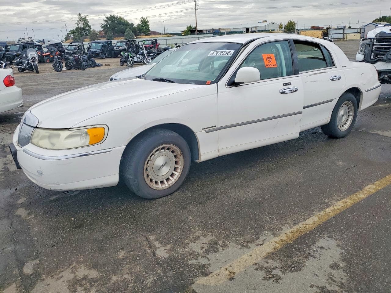 1999 Lincoln Town — lot COPART #67876236, Avariat Lateral