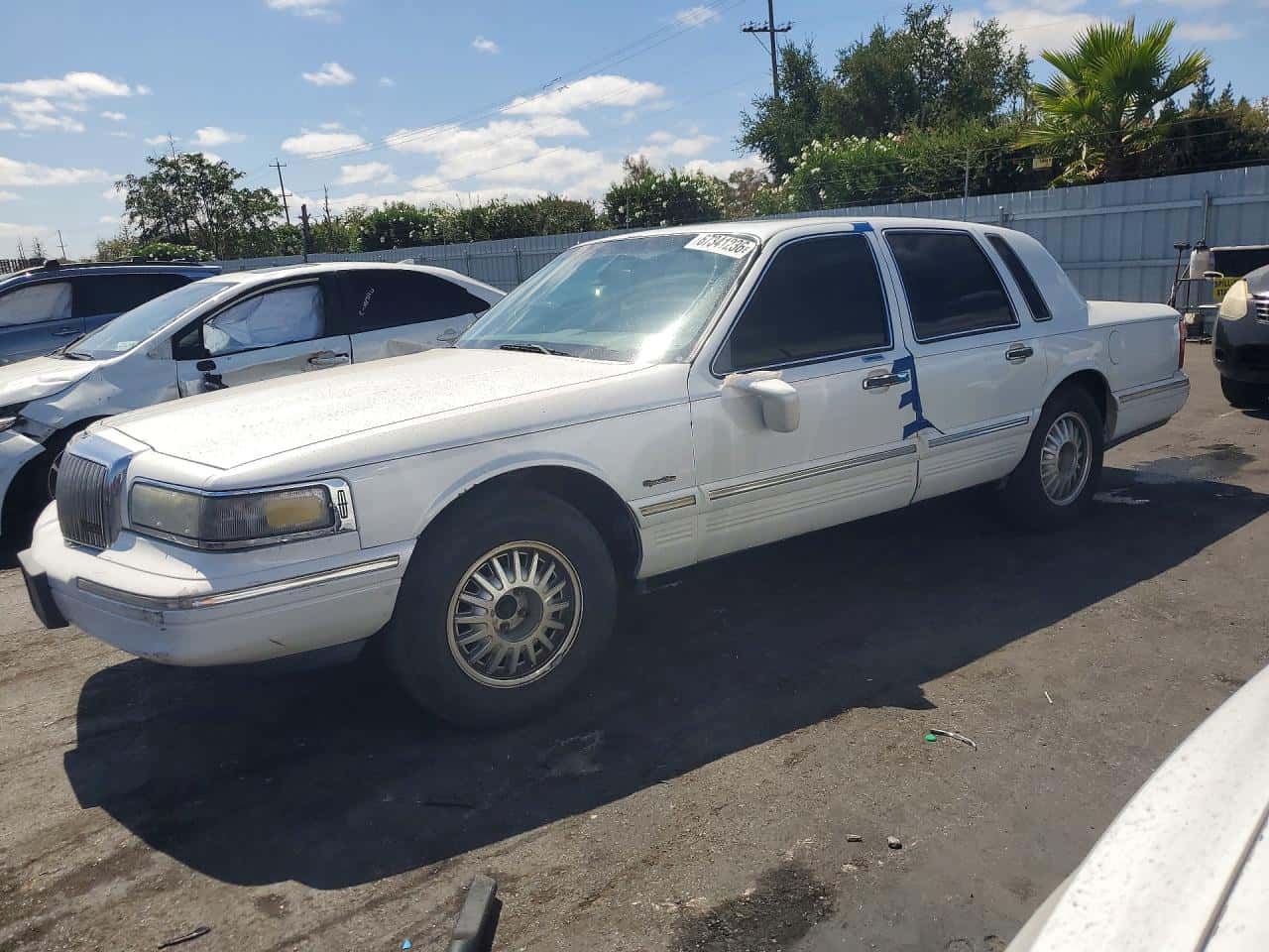 1997 Lincoln Town — lot COPART #67341236, Avariat Lateral