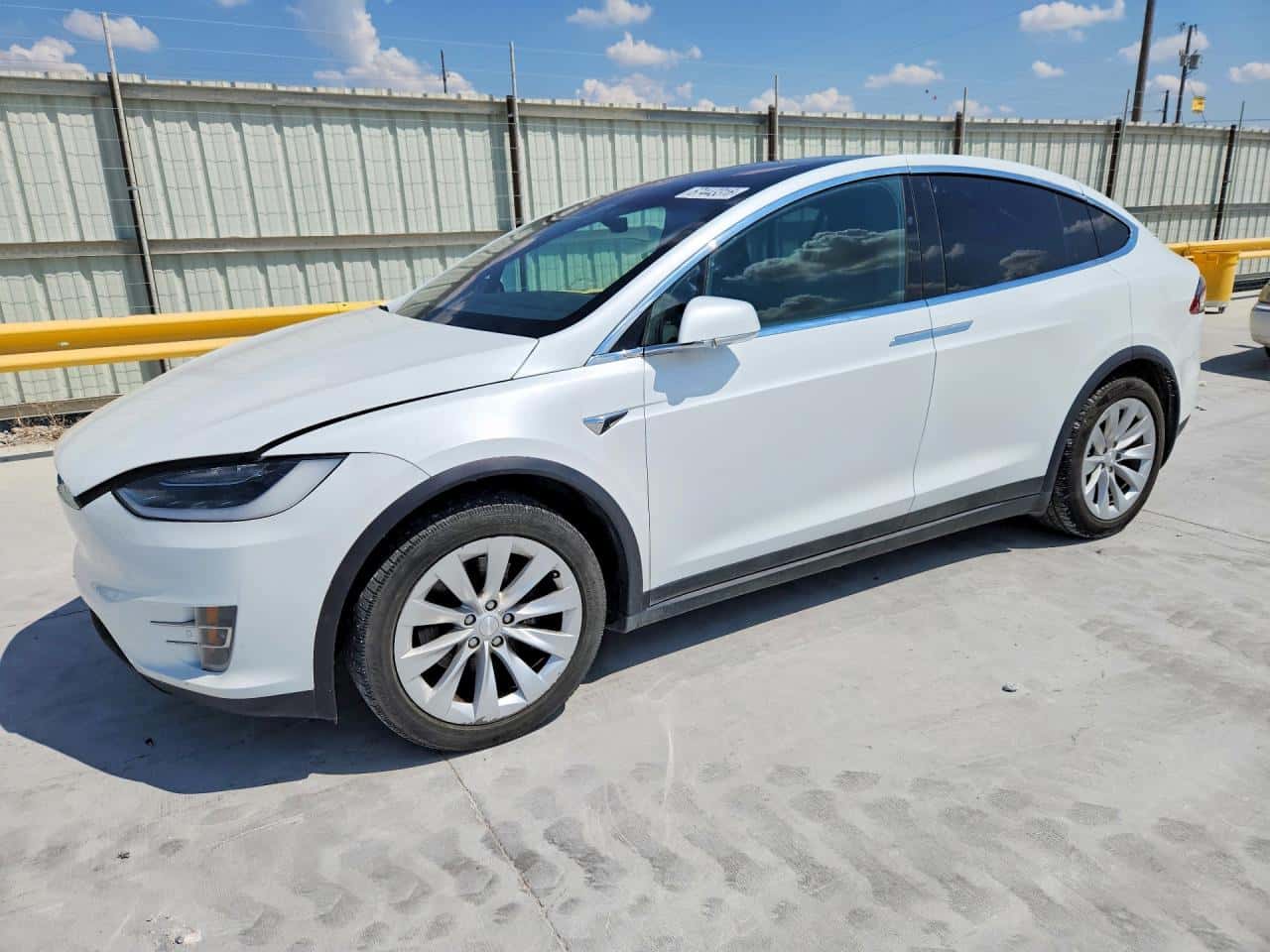 2018 Tesla Model X — lot COPART #67443316, Grindină